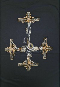 Una tela negra presenta un diseño intrincado con elementos dorados y grises que representan dos crucifijos y una serpiente entrelazada alrededor de ellos.