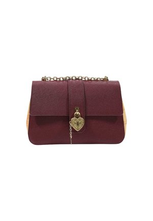 Borsa a mano in pelle bordeaux con tracolla a catena dorata e chiusura a patta frontale con lucchetto dorato a forma di cuore.