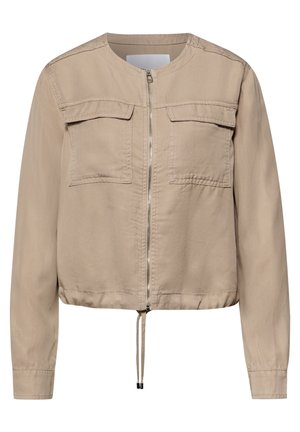 Chaqueta ligera beige con cremallera frontal, dos bolsillos de solapa en el pecho, mangas largas, cuello redondo y dobladillo ajustable con cordón.