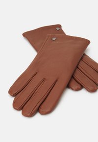 Guanti in pelle marrone con una superficie liscia, dotati di quattro dita e un dettaglio a bottone a pressione nella zona del polso.