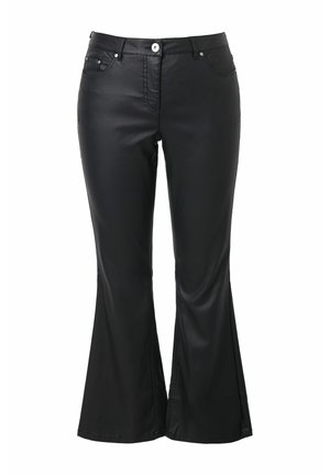 Pantaloni a zampa nera realizzati in materiale liscio e lucido. Le caratteristiche includono tasche, una chiusura con zip e un bottone metallico.