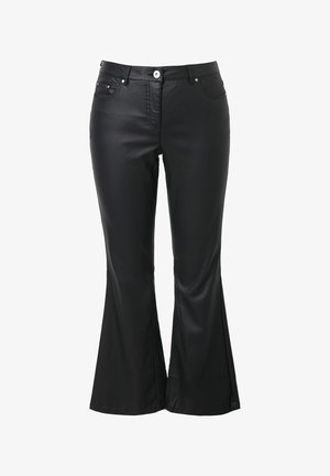 Schwarze, ausgestellte Hosen aus glattem, glänzendem Material. Zu den Merkmalen gehören Taschen, ein Reißverschluss und ein metallischer Knopfverschluss.