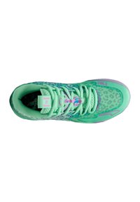 Scarpa sportiva verde con tomaia in rete, motivo testurizzato, accenti viola, linguetta imbottita e lacci piatti per una vestibilità sicura.