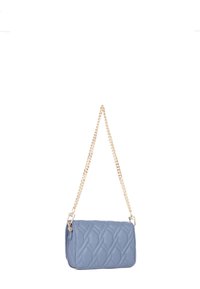 Gequilted lichtblauw handtas met een gouden kettingriem, rechthoekige vorm en diamantpatroon detail op het oppervlak.