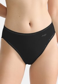 Zwarte katoenen high-waisted strings met een golvende kantafwerking, voorzien van een logo op de tailleband. Gladde textuur en klassiek ontwerp.