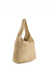 Tote taske i blød beige ruskind med en kurvet silhuet, bred skulderrem og diskret sømdetaljering foran.