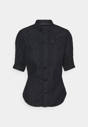 Mørk denim kortærmet skjorte med knapper, elastiske manchetter, spids krave og to brystlommer foran med diskret syning.