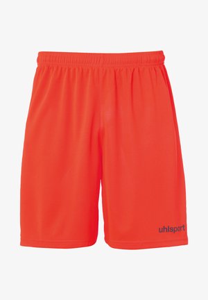 Shorts de sport orange fabriqués en tissu léger et respirant. Dotés d'une taille élastique et d'un logo imprimé en noir en bas à gauche.