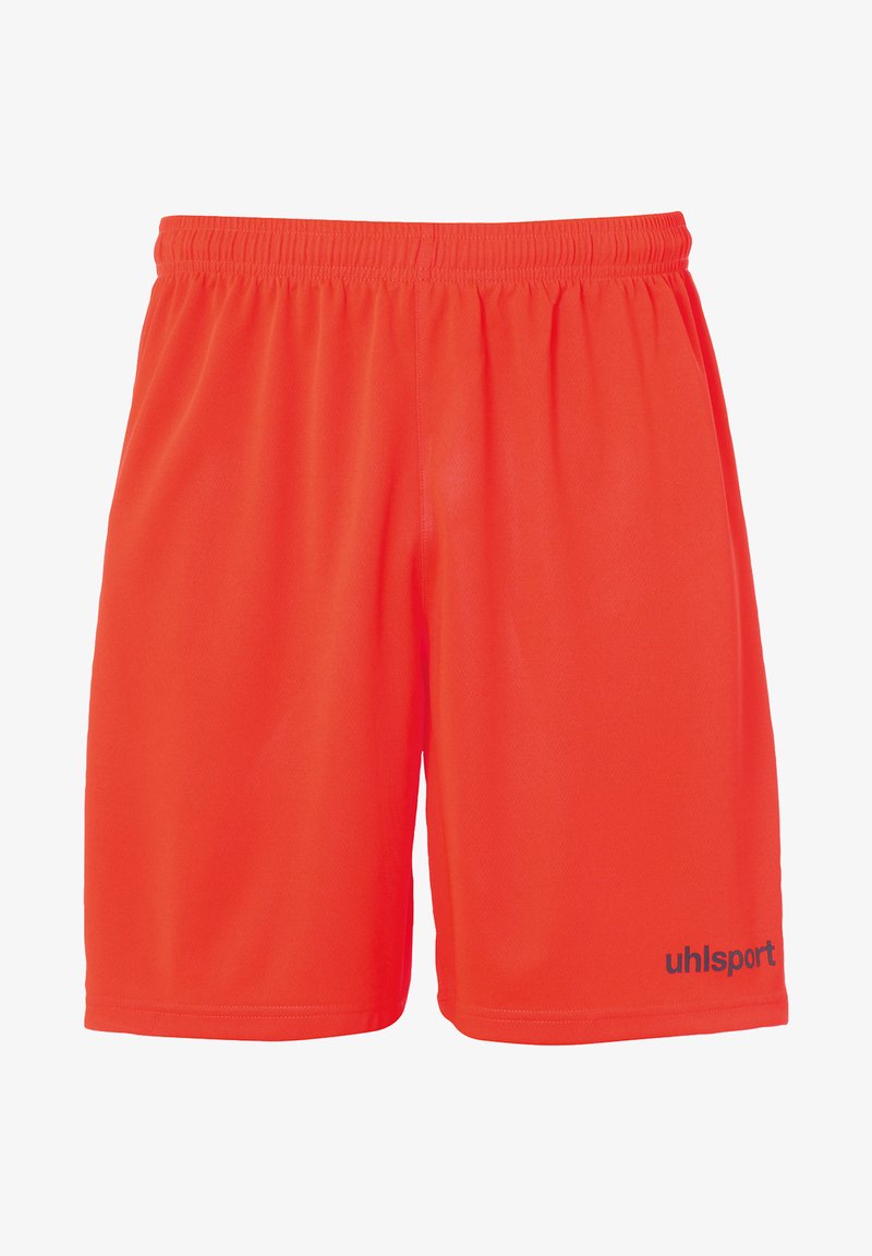 Oranje sportshorts gemaakt van lichtgewicht, ademend materiaal. Heeft een elastische tailleband en een zwart gedrukt logo op de linkeronderkant.
