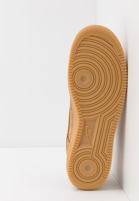Nike Sportswear AIR FORCE 1 '07 - Tenisice - flax/wheat/light brown/black/team gold
