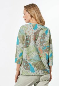 Lichte, multikleurige top met een bloemen- en abstract patroon, driekwartmouwen en een relaxte pasvorm met een ronde halslijn.