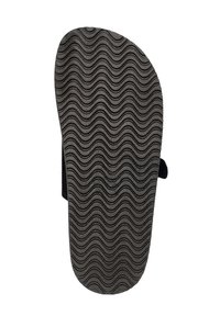 Zwarte rubberen sandaalzool met een golvend patroon voor grip, met een gestroomlijnde vorm en geen zichtbare merktekens of versieringen.