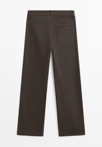 Pantalon large marron en denim, doté de deux poches arrière avec une texture subtile et des coutures nettes, vu de dos.