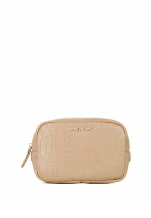 Pochette beige Valentino avec logo en relief répété et plaque nominative Valentino en métal doré, fermeture éclair avec tirette en cuir.