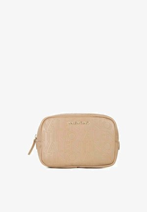 Pochette beige Valentino avec logo en relief répété et plaque nominative Valentino en métal doré, fermeture éclair avec tirette en cuir.