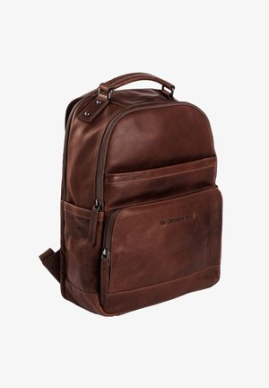 Zaino in pelle marrone con una superficie liscia, maniglia superiore, numerosi scomparti con zip e una tasca frontale con logo impresso.
