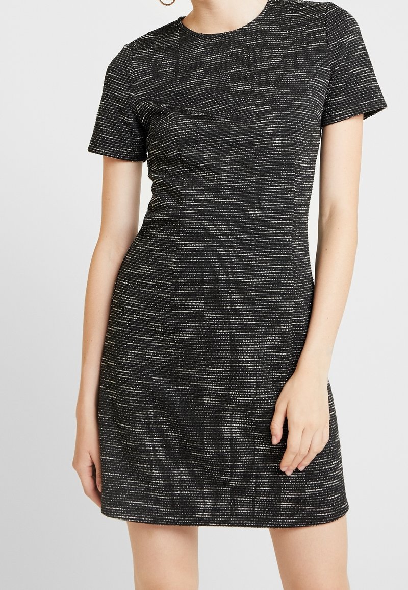 Czarna sukienka na krótki rękaw o dopasowanym kroju, wykonana z teksturowanej tkaniny z metalicznymi akcentami, z dekoltem okrągłym i długością powyżej kolan.