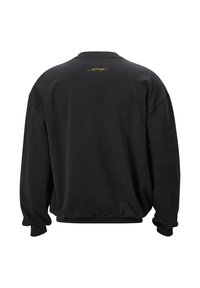 Felpa nera oversize con polsini e orlo a costine. Presenta un piccolo logo dorato stampato sulla parte alta della schiena. Tessuto morbido e liscio.
