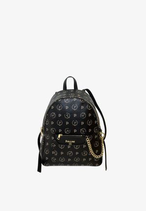 Zaino nero Pollini con motivo ripetuto di "P" e corona di alloro, cerniera dorata e dettaglio a catena sulla tasca frontale.