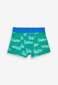 Grønne bomuldsboxershorts med en blå elastik, der har et gentaget mønster af lyseblå krokodiller med smil og udstående øjne.