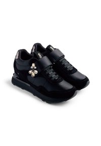 Sneakers neri con finitura lucida e opaca, dotati di un accento di gioiello sulla cinghia e superficie testurizzata per una migliore presa. Chiusura in Velcro.