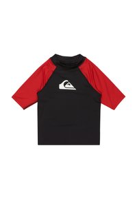 Rash guard s krátkym rukávom, čierny s červenými akcentmi. Má okrúhly výstrih, hladkú tkaninu a kontrastné logo na prednej strane.