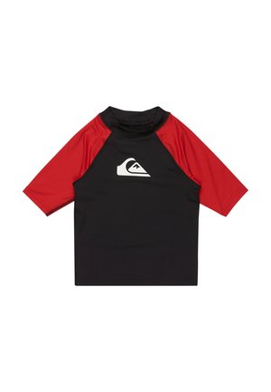 T-shirt de protection à manches courtes, noire avec des accents rouges. Doté d'un col rond, d'un tissu lisse et d'un logo contrastant sur le devant.