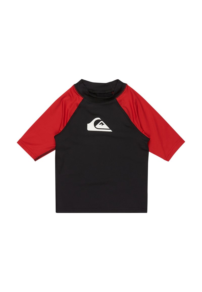 Rash guard s krátkym rukávom, čierny s červenými akcentmi. Má okrúhly výstrih, hladkú tkaninu a kontrastné logo na prednej strane.