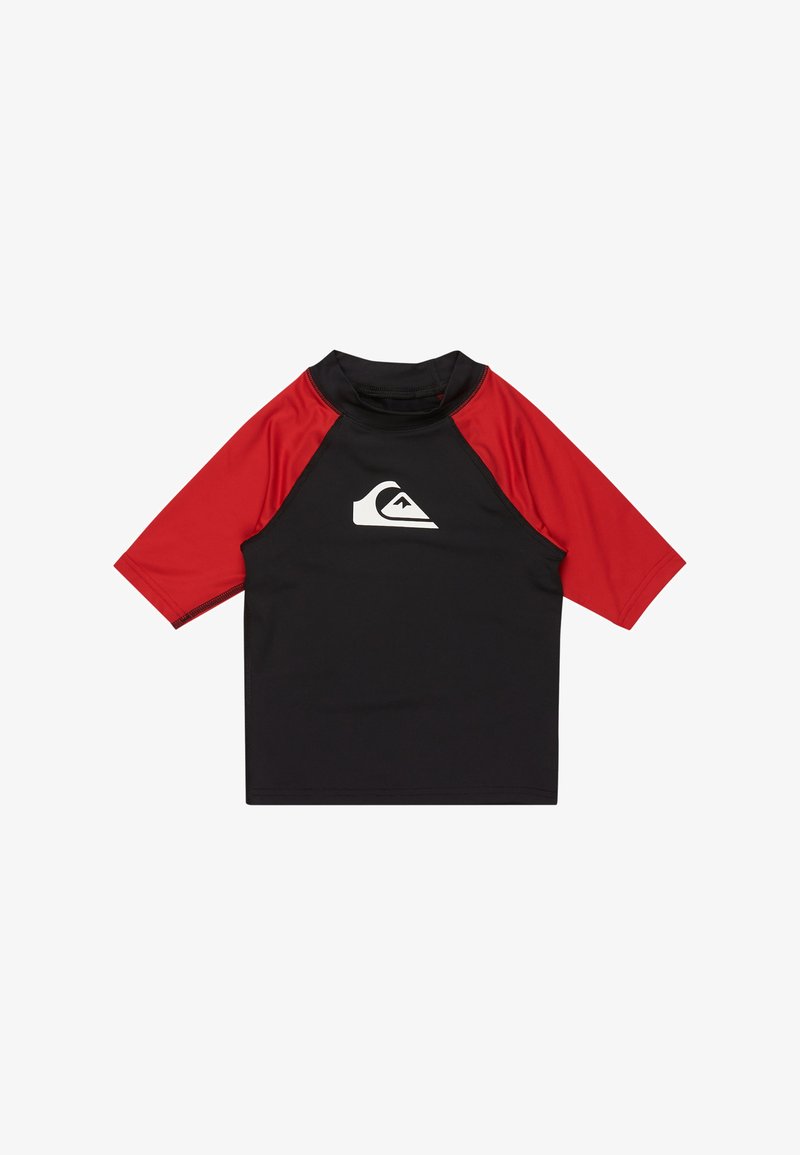 Koszulka z krótkim rękawem, czarna z czerwonymi akcentami. Posiada okrągły dekolt, gładki materiał i kontrastowe logo z przodu.