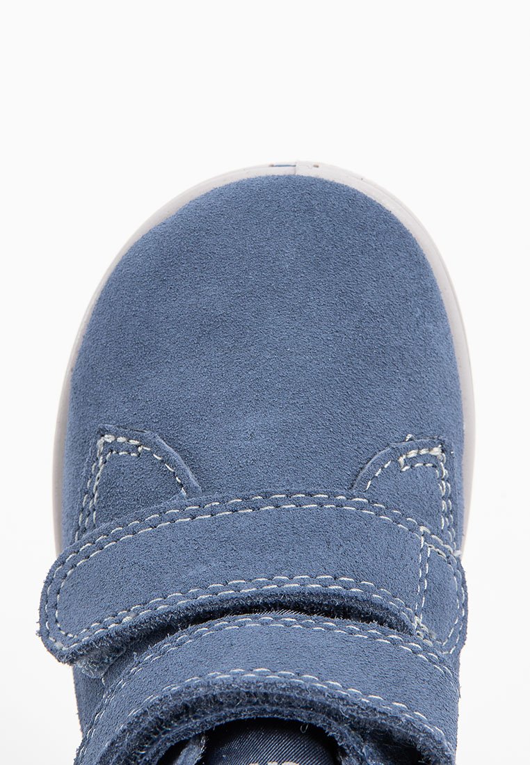 Blaue Wildleder-Schuhe mit runder Spitze, Klettverschluss, kontrastierenden weißen Nähten und einem strukturierten Stoff-Obermaterial. Leichte Gummisohle.