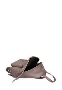 Zaino in pelle grigia con superficie testurizzata, scomparto principale con zip aperto, fodera interna nera e spallacci regolabili.