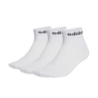 Calcetines blancos hasta el tobillo en un paquete de tres con el logo negro de "adidas" en el puño acanalado. Fabricados en una mezcla de algodón para mayor comodidad y durabilidad.