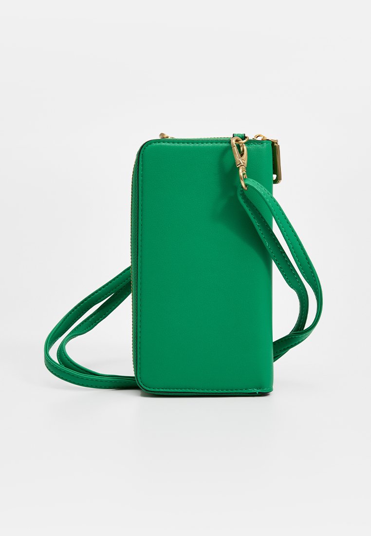 Bolso cruzado verde con una textura suave, forma rectangular, acentos de hardware dorado y una correa ajustable para mayor comodidad.