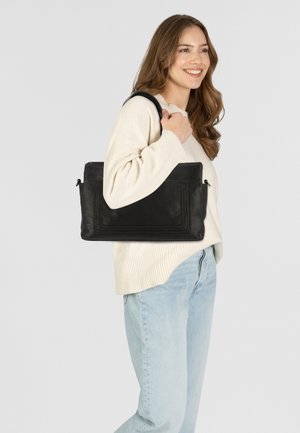 Schwarze Lederhandtasche mit einem strukturierten Design, ausgestattet mit einer Vortasche und einem Schultergurt. Glatte Textur, rechteckige Form.