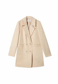 Abrigo de lana beige con diseño de doble botonadura, amplios solapas con muescas y dos bolsillos frontales. Textura suave con una silueta clásica.