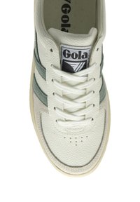 Weiße Leder-Sneaker mit hellgrünen Streifen, strukturiertem Obermaterial, abgerundeter Zehenpartie, durchbrochenen Details und einem schwarzen Logo-Label auf der Zunge.