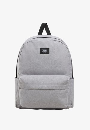 Szary plecak z tkaniny o zaokrąglonym kształcie. Ma z przodu kieszeń, wytłoczoną naszywkę z logo oraz górny uchwyt do noszenia.