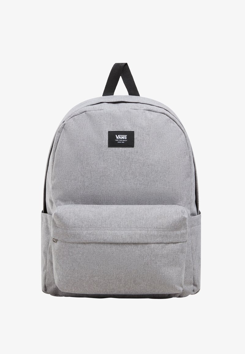 Grijze stoffen rugzak met een ronde vorm. Heeft een voorvak, een reliëflogo en een handvat aan de bovenkant om te dragen.