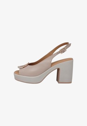 Sandalo beige con plateau aperto sulla punta, con tacco alto spesso e fibbia decorativa sulla fascia frontale.