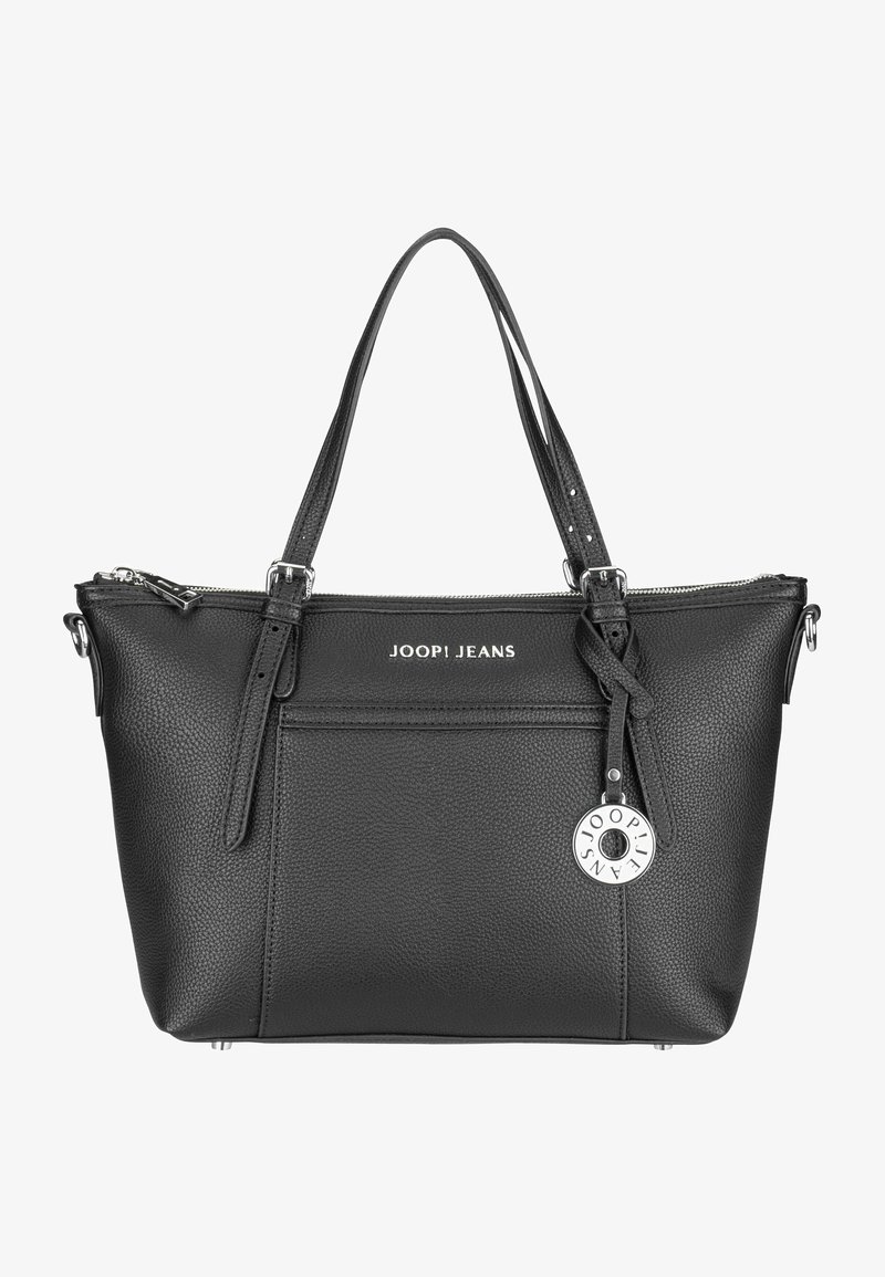 Czarna skórzana torebka o ziarnistej fakturze, z podwójnymi uchwytami u góry, przednią kieszenią na zamek błyskawiczny oraz okrągłą zawieszką z logo, z elementami w kolorze srebrnym.