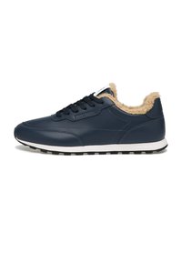 Sneaker in pelle blu navy con morbida fodera beige, lacci neri, suola intermedia bianca e suola in gomma testurizzata. Presenta dettagli di branding discreti.