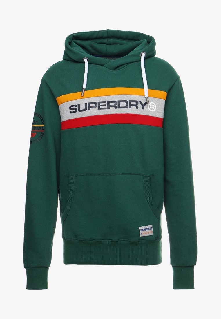 Sudadera con capucha verde que presenta una banda a rayas en gris, rojo y amarillo con el logotipo "SUPERDRY". Incluye un bolsillo canguro en la parte frontal y cordones ajustables.