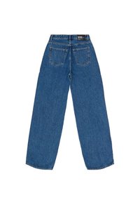 Jeans de mezclilla azul de pierna ancha con cintura alta, que cuentan con dos bolsillos traseros y una etiqueta en la cinturilla, mostrando un tejido texturizado.