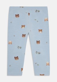 Lichtblauwe peuterbroek met een patroon van verschillende bruine berenhoofden en kleine groene bladeren met bessen die door de stof verspreid zijn.
