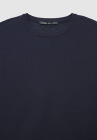 Marineblauer Strickpullover mit rundem Ausschnitt, feiner Textur und Schild mit der Größe L. Schlichtes Design, keine Muster oder sichtbare Hardware.