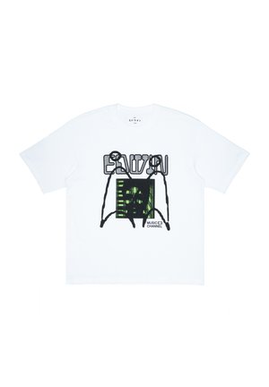 T-shirt bianco in cotone con una stampa grafica audace in nero e verde, che include disegni astratti e il testo "MUSIC CHANNEL". Maniche corte.