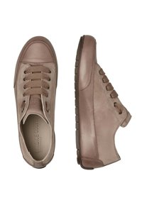 Sneakers in pelle beige con punta rotonda, punta semplice e sei coppie di occhielli con lacci intrecciati. Suola in gomma testurizzata per una buona aderenza.