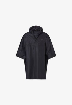 Zwarte waterdichte poncho met een capuchon, voorvak en verstelbare zijknoppen, gedragen over blauwe wijde jeans en witte schoenen.