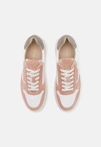 Tenis com parte superior em camurça rosa e couro branco, biqueira perfurada, detalhes cinzas e atacadores brancos. Forro têxtil suave e sola acolchoada.