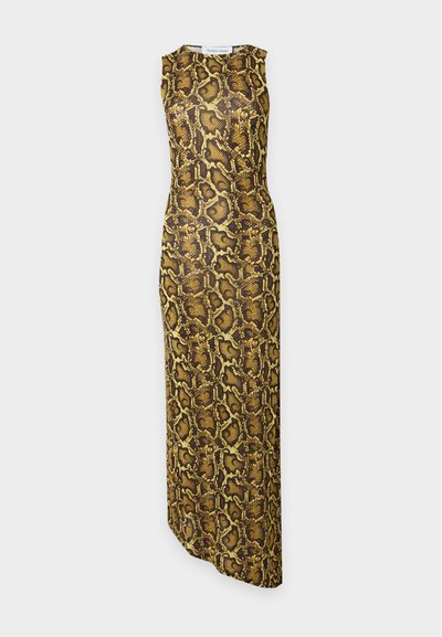 Robe longue sans manches avec motif peau de serpent marron et jaune et silhouette ajustée sur fond uni gris clair.